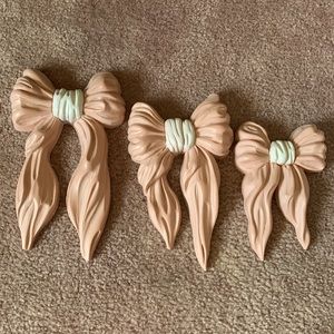 Pink, resin bows wall decoration